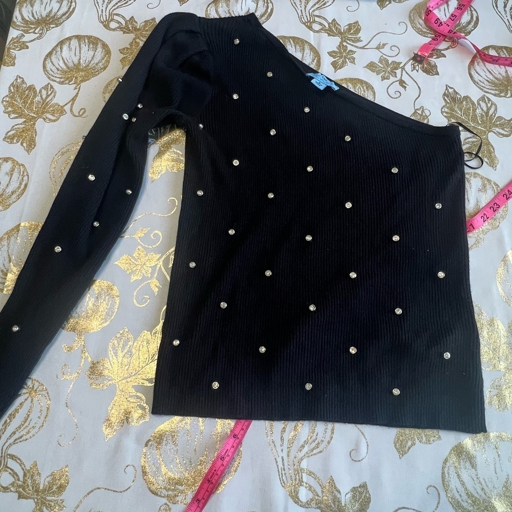 CeCe Black Sweater with Gold Accents
Caja 6 - Picture 3 of 4